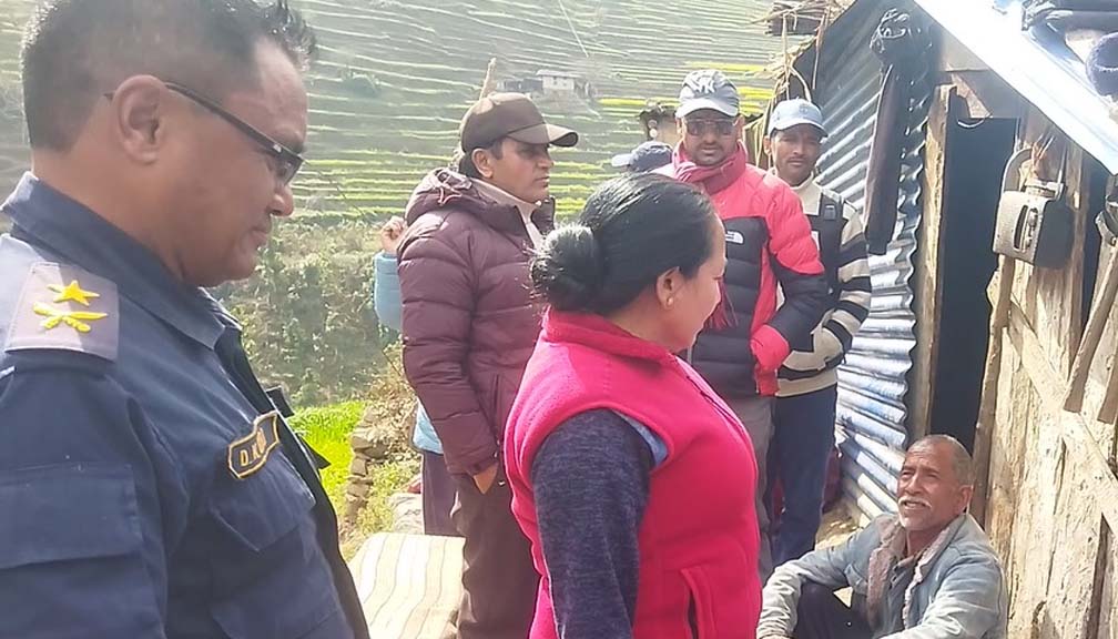 भूकम्प प्रभावितका समस्या बुझ्न बाजुराका प्रजिअ लगायतकाे टाेली गाउँमा