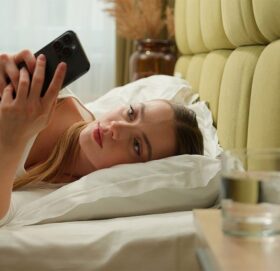 बिहान उठ्ने बित्तिकै फोन चलाउनुहुन्छ ? यी हुनेछन् समस्या