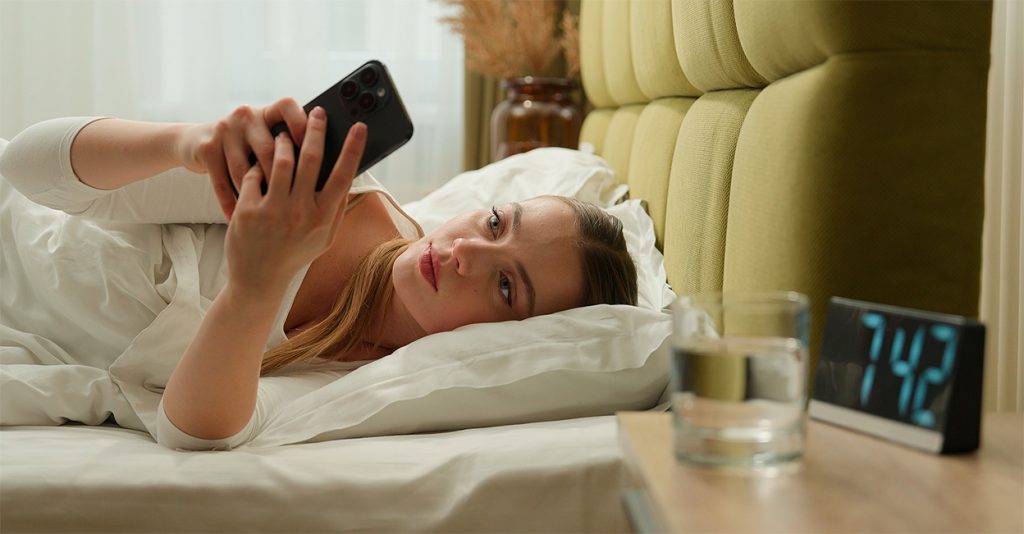 बिहान उठ्ने बित्तिकै फोन चलाउनुहुन्छ ? यी हुनेछन् समस्या