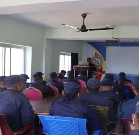 बाजुरामा प्रहरी कर्मचारीलाई ट्राफिक सचेतना सम्बन्धी अभिमुखिकरण