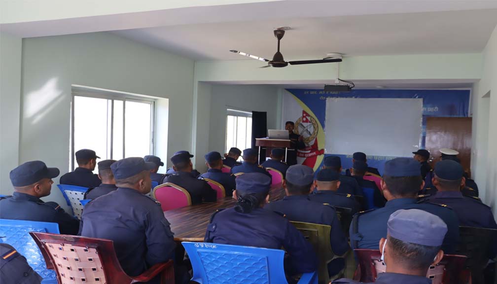 बाजुरामा प्रहरी कर्मचारीलाई ट्राफिक सचेतना सम्बन्धी अभिमुखिकरण