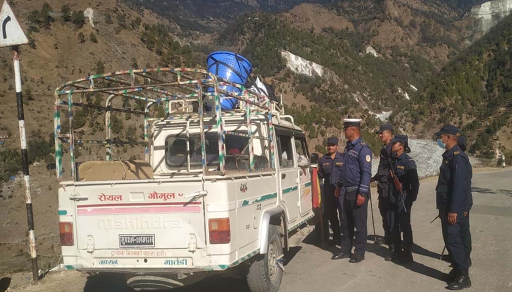 बाजुरामा सवारी साधन चेकजाँचमा कडाइ गर्दै प्रहरी