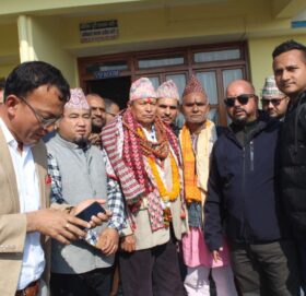 भीम रावललाई स्वागत गर्न नेकपा एस र दुर्गा प्रसाईँका कार्यकर्ता विमानस्थलमा