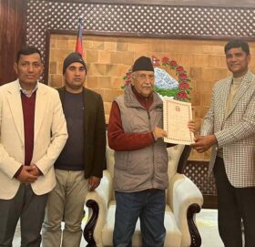 एमाले केन्द्रीय सदस्य थापाको नेतृत्वमा प्रधानमन्त्री ओलीलाई ज्ञापनपत्र