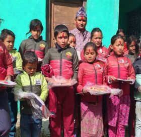 जन्मदिनकाे अवसरमा वडाअध्यक्ष पाध्यायद्धारा  विद्यार्थीलाई  सहयाेग