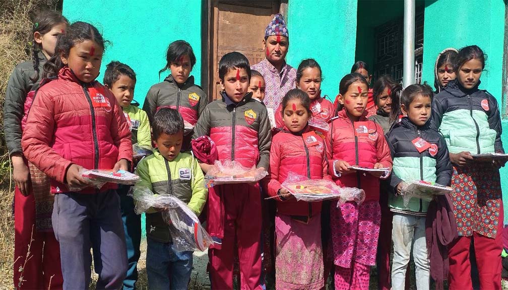 जन्मदिनकाे अवसरमा वडाअध्यक्ष पाध्यायद्धारा  विद्यार्थीलाई  सहयाेग