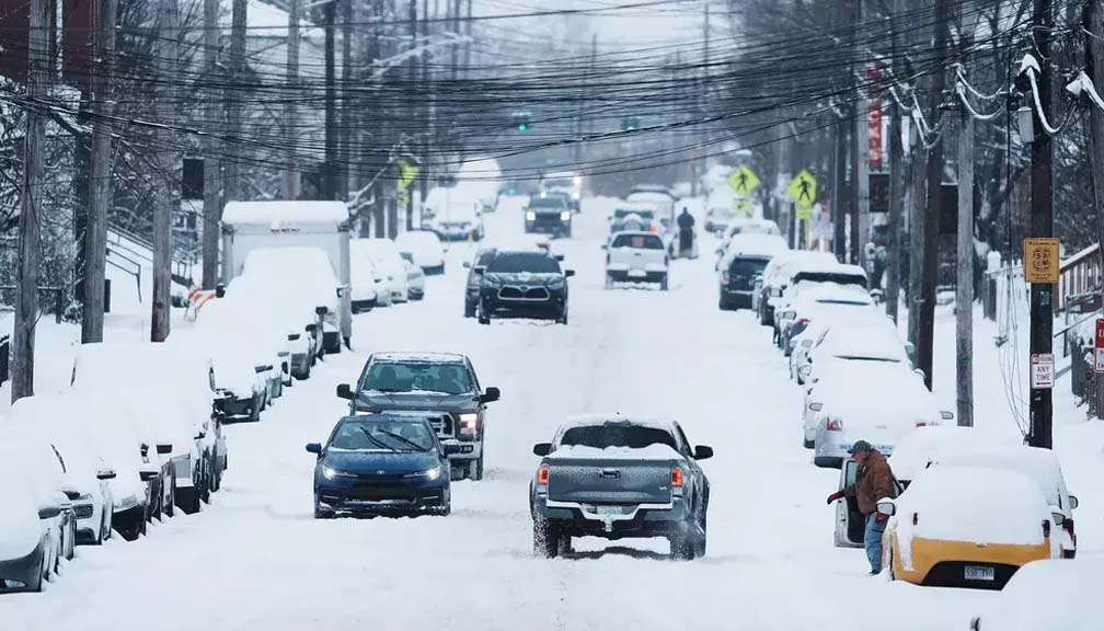 अमेरिकामा  हिमपातका कारण आपत्काल घोषणा गर्न बाध्य