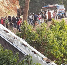 बाजुराका विद्यार्थी बोकेको बस  कर्णाली राजमार्गमा दुर्घटना