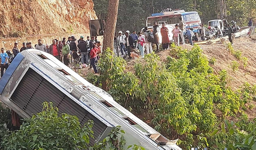 बाजुराका विद्यार्थी बोकेको बस  कर्णाली राजमार्गमा दुर्घटना