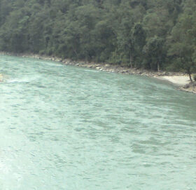 झोलुङ्गे पुलको लठ्ठा तान्ने क्रममा भेरी नदीमा खसेर दुई जना बेपत्ता