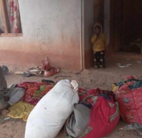 मलामी नपाउँदा घरमै आमाको शव कुर्दै प्रकाश