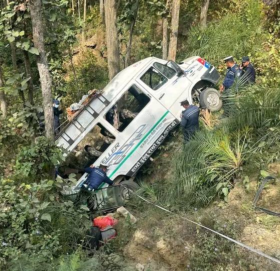 सुर्खेतमा फोर्स गाडी दुर्घटना हुँदा १३ जना घाइते