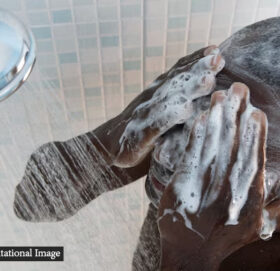 सफा हुन नुहाउनै पर्दैन, यस्तो छ ५ वर्ष ननुहाएका चिकित्सकको बयान