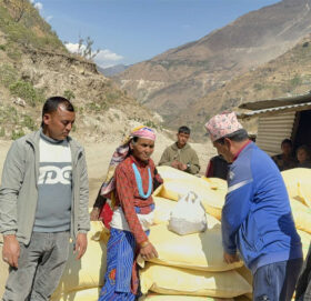 बाजुराका भूकम्प पीडित तथा विपन्न परिवारलाई राहत वितरण