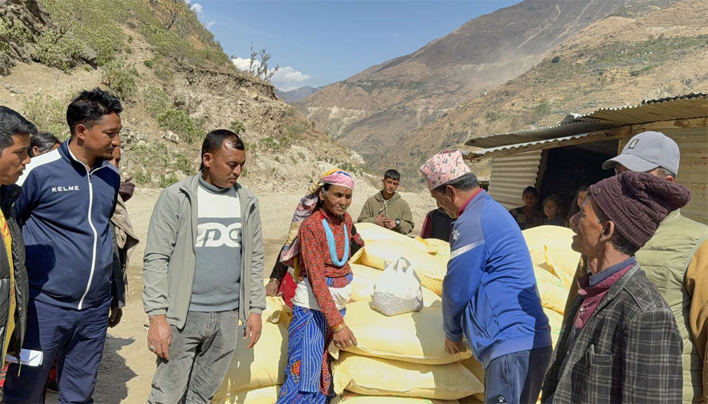 बाजुराका भूकम्प पीडित तथा विपन्न परिवारलाई राहत वितरण