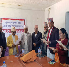 भुमि समस्या समाधान आयोग जिल्ला समिति बाजुराका सदस्यले लिए सपथ