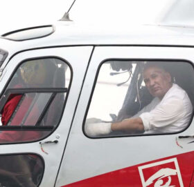 अर्थमन्त्री पौडेल र पोखराका मेयर आचार्यलाई हेलिकप्टरबाट काठमाडौं लगियाे