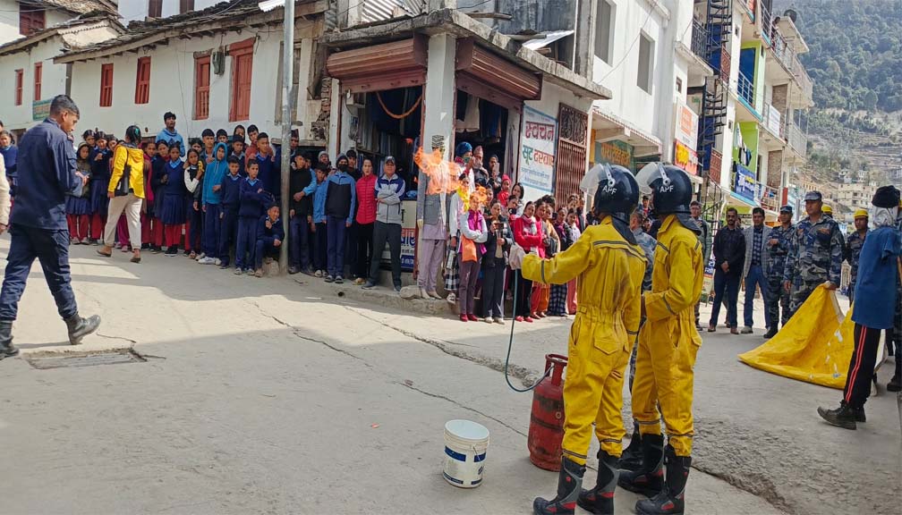 सशस्त्र प्रहरी बाजुराद्धारा आगलागी नियन्त्रणको डेमो प्रदर्शन