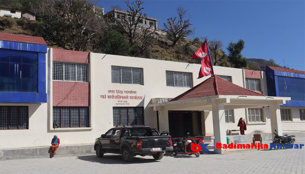 बाम्का बजारका अग्नीपीडितलाई खप्तड छेडेदहको एक लाख सहयोग