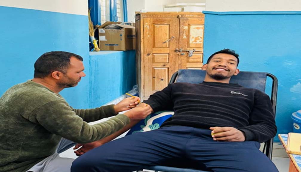 स्वास्थ्यकर्मी प्रेमले रगत दिएर बचाए बाजुराकी एक सुत्केरीको ज्यान