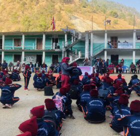 बडीमालिका–२ का ३ सयबढी विपन्न विद्यार्थीलाई न्यानो लुगा वितरण