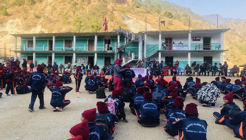 बडीमालिका–२ का ३ सयबढी विपन्न विद्यार्थीलाई न्यानो लुगा वितरण