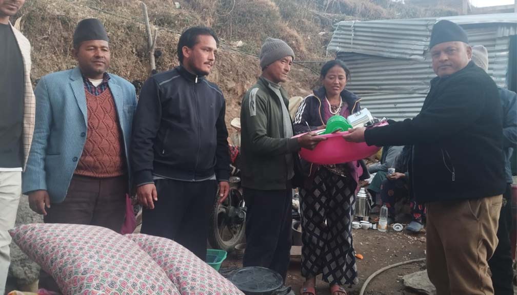 बडीमालिकाले दियो आगलागी पीडितलाई राहत