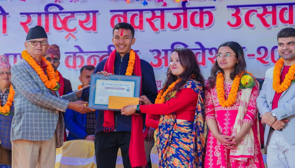 बाजुराका बालकवि सुनिल दिनेश शर्मा स्मृति नवसर्जक प्रादेशिक पुरस्कारबाट सम्मानित