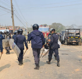 प्रेम सम्बन्धको विवादमा दुई पक्षबीच झडप : २० जना घाइते, प्रहरीको गाडी जलाइयो