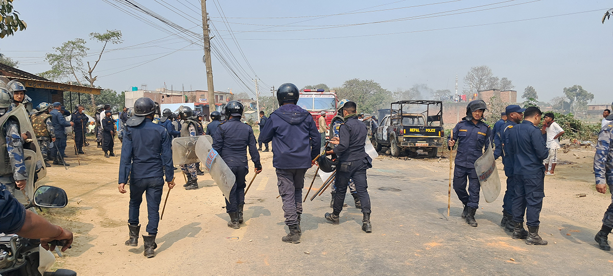 प्रेम सम्बन्धको विवादमा दुई पक्षबीच झडप : २० जना घाइते, प्रहरीको गाडी जलाइयो