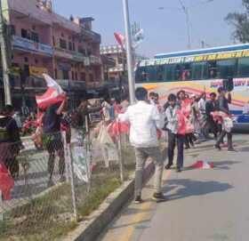 नेविसंघले धनगढीमा लगाएका झन्डा आन्दोलनरत विद्यार्थीले हटाए