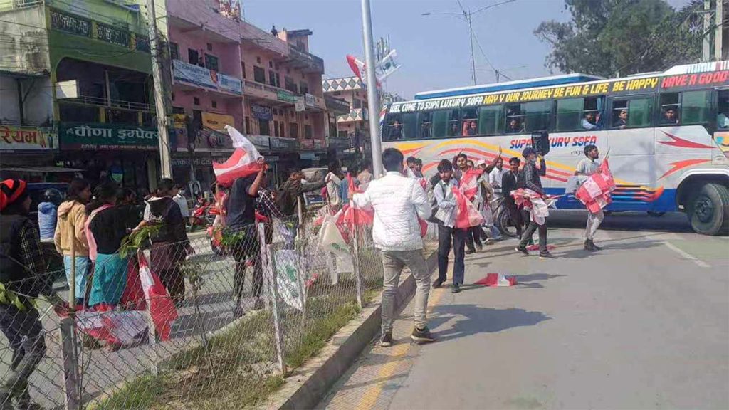 नेविसंघले धनगढीमा लगाएका झन्डा आन्दोलनरत विद्यार्थीले हटाए