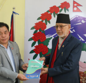 प्रदेश प्रमुखलाई आदिवासी जनजाति आयोगले प्रतिवेदन बुझायो