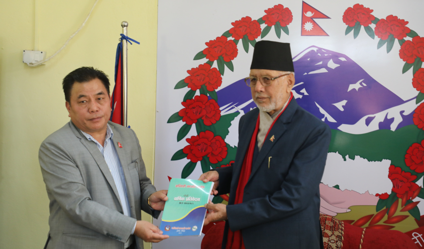 प्रदेश प्रमुखलाई आदिवासी जनजाति आयोगले प्रतिवेदन बुझायो