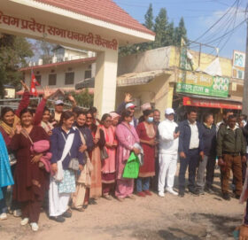 सुदूरपश्चिमका स्थानीय तहहरूका करार सेवाका कर्मचारीको धनगढीमा प्रदर्शन