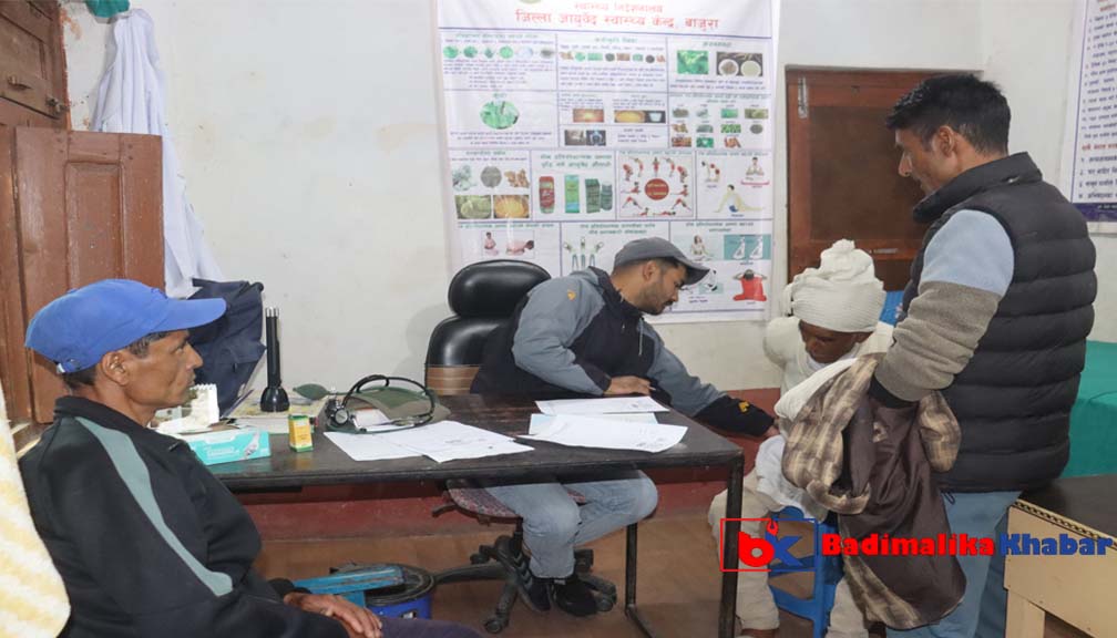 आयुर्वेद स्वास्थ्य केन्द्र बाजुरामा २ जना आयुर्वेद चिकित्सकद्धारा सेवा प्रवाह