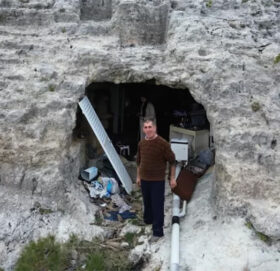 भूकम्पले तर्साएपछि घरमा नबस्ने भन्दै २ वर्षदेखि गुफाको बास