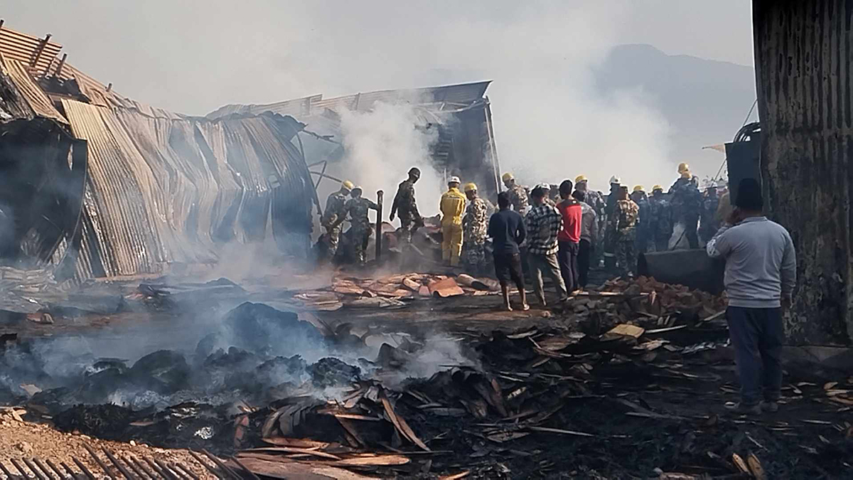 दाङको प्लाई उद्योगमा आगलागी : आगो नियन्त्रणमा लिन सकस