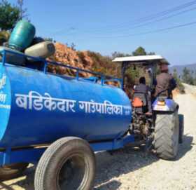 खानेपानीको हाहाकार भएपछि पालिकाको ट्यांकरबाट पानी आपूर्ति