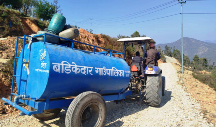 खानेपानीको हाहाकार भएपछि पालिकाको ट्यांकरबाट पानी आपूर्ति