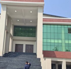 प्रधानमन्त्री ओलीले ‘धनगढी सभा गृह’को उद्घाटन गर्दै