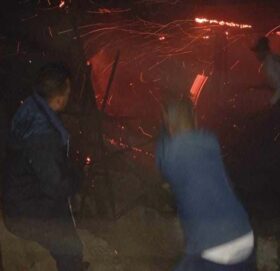 बाजुरामा एक घर र पसलमा आगलागी, लाखौको धनमाल जलेर नष्ट