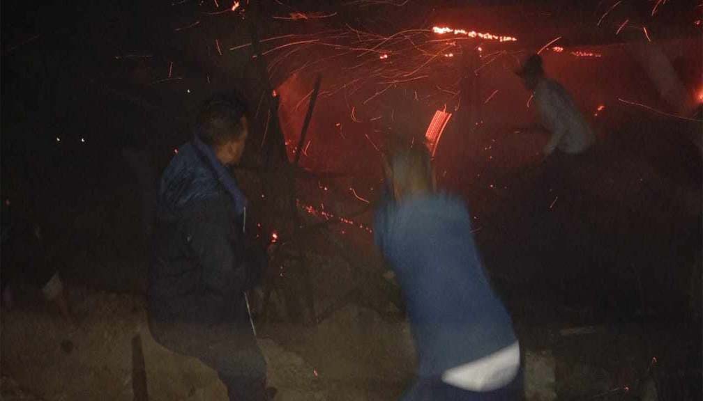 बाजुरामा एक घर र पसलमा आगलागी, लाखौको धनमाल जलेर नष्ट