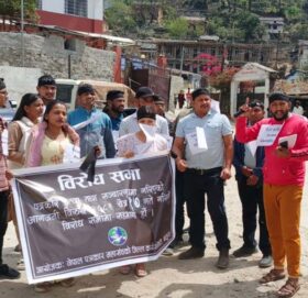 पत्रकारको हत्या र मिडियामाथिको आक्रमणविरुद्ध बाजुरामा पनि कालोपट्टी बाँधेर विरोध