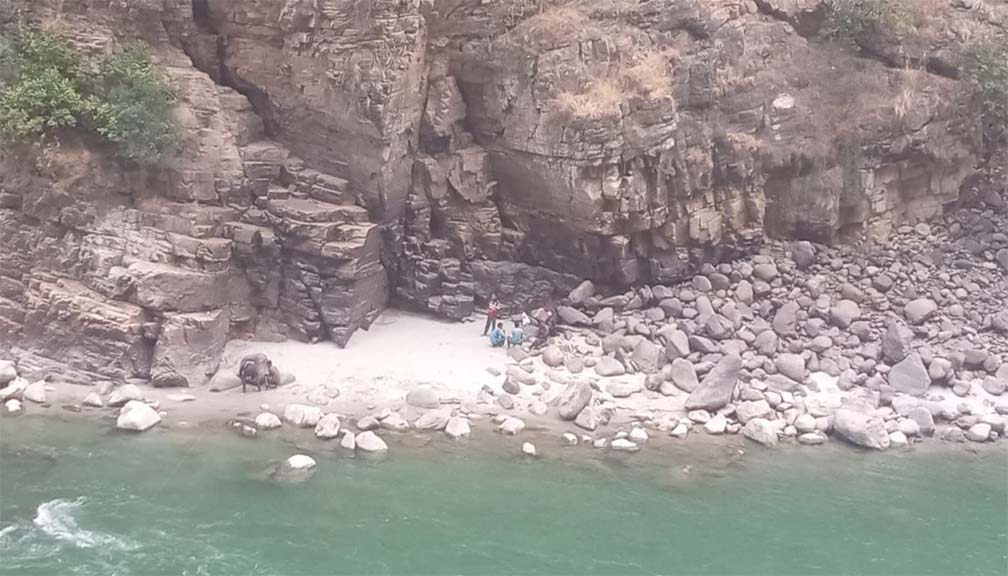 ‘म भीरबाट खसेँ, छिटो आउनु’ भनेर फोनमा बोल्दा–बोल्दै भण्डारीकाे प्राण गयो