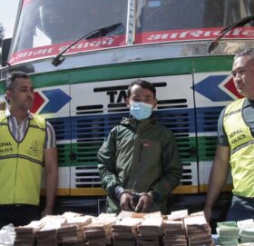 २५ करोड यूरो र अमेरिकी डलर बोकेर केरुङतर्फ जाँदै थिए लामा