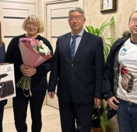 युक्रेनमा मारिएका सैनिकका आमालाई रुसी सत्तारुढ दलले मासु पिस्ने मेसिन उपहार दिएपछि…