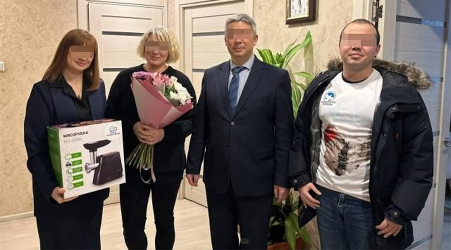 युक्रेनमा मारिएका सैनिकका आमालाई रुसी सत्तारुढ दलले मासु पिस्ने मेसिन उपहार दिएपछि…