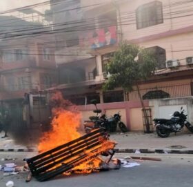 राजावादीले क्षति पुर्‍याएको तीनकुने क्षेत्रमा अनुगमन गर्दै गृहमन्त्री लेखक