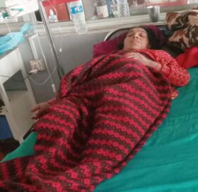 आर्थिक अभावका कारण बाजुराकी सानुदेवीको उपचारमा समस्या, सहयोगका लागि आफन्तको अनुराेध